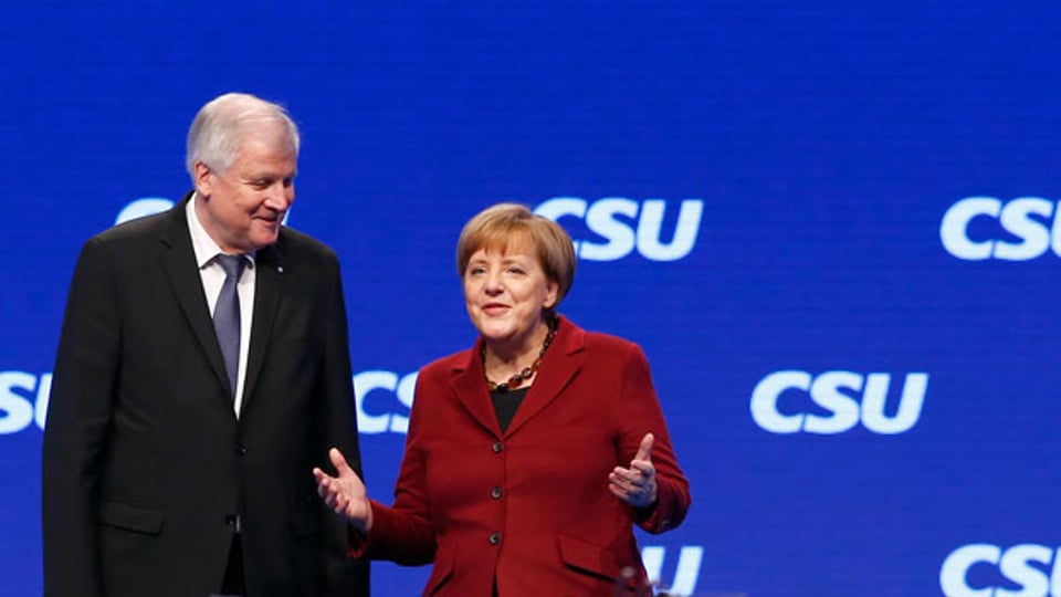Bayerns Ministerpräsident und CSU-Chef Horst Seehofer (l.) begrüsst Bundeskanzlerin Angela Merkel am CSU- Parteitag in München.