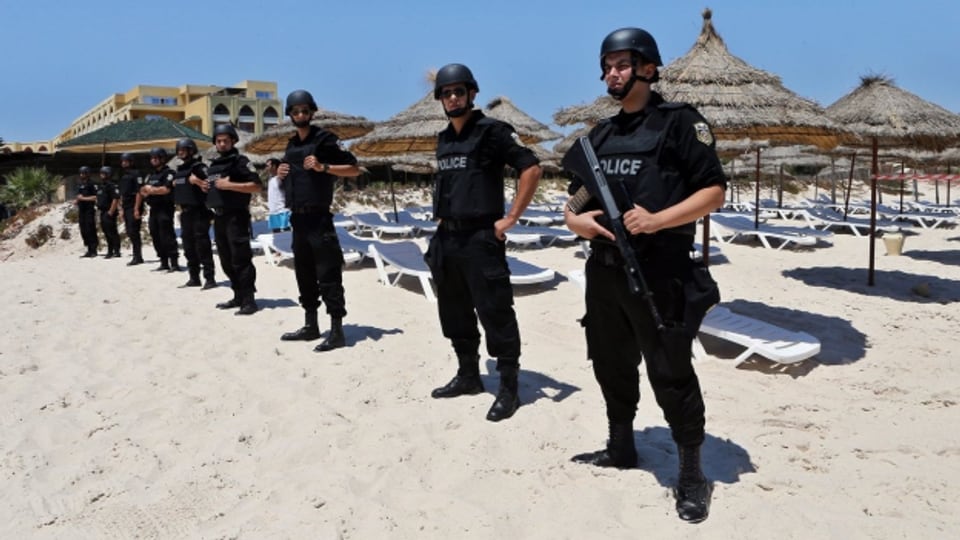 Sicherheitskräfte im Touristenort Al-Sousse, nach dem Anschlag auf ein Hotel Ende Juni, der 38 Todesopfer forderte.