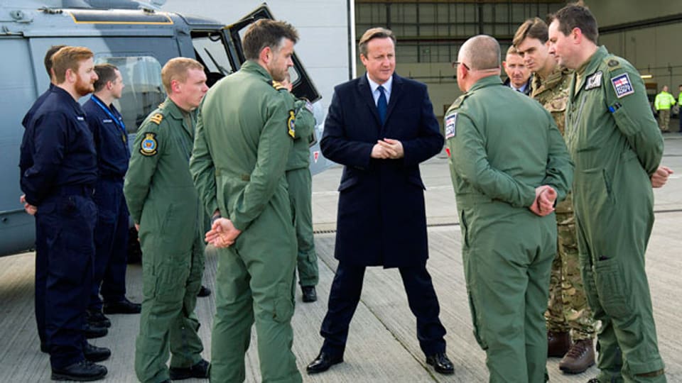 Der britische Pemierminister besucht die Royal Air Force Station in der Nähe vonLondon.