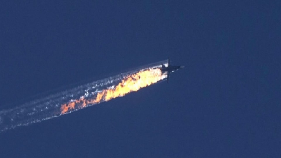 Der russische Kampfjet in Flammen über dem syrisch-türkischen Grenzgebiet.