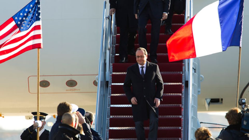 Der französische Präsident François Hollande bei seiner Ankunft auf der Andrews Air Force Base am 24. November 2015. Hollande trifft Präsident und zählt auf dessen Solidarität.