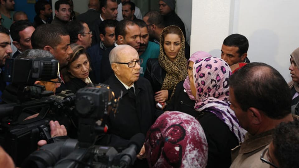 Der tunesische Präsident Essebsi inmitten von Angehörigen der Präsidentengarde am 24. November 2015.