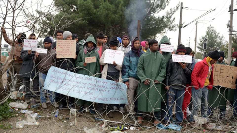 Migranten hängen auf der griechischen Seite der Grenze fest. Doch jeder Mensch hat das Recht, Asyl zu beantragen, ungeachtet seiner Nationalität.