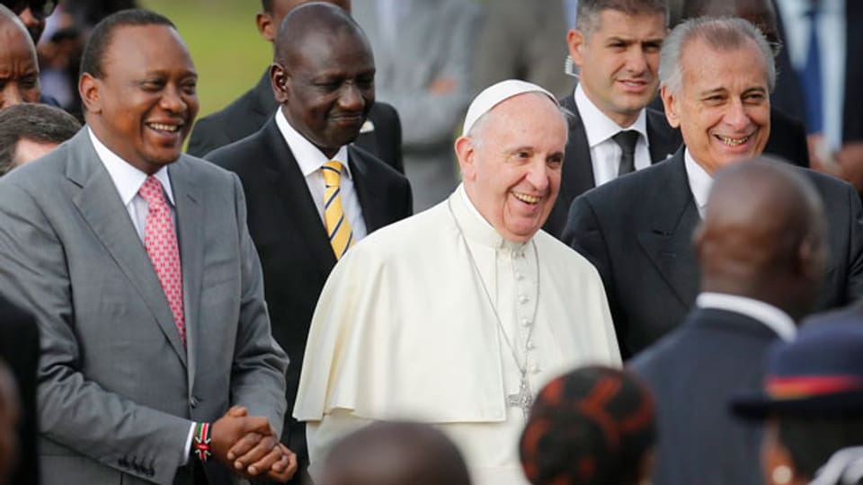 Papst Franziskus mit Kenias Präsident Uhuru Kenyatta (l) in Nairobi am 25.  November 2015.