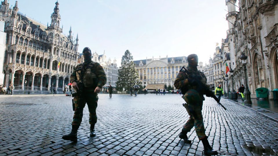 Höchste Terror-Alarmstufe - Soldaten patrouillieren auf der Grand Place in Brüssel.