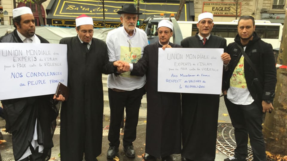 Gruppenbild mit islamischen Intellektuellen und Rabbi Michel Serfaty vor dem Bataclan in Paris, in welchem am 13. November 2015 anlässlich eines Terroranschlages 89 Menschen starben.