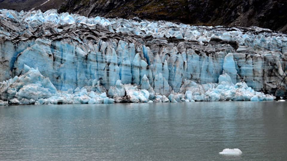Phänomen «Postglaziale Landerhebung»: Die Gletscher schmelzen weg. Ihr Gewicht auf der Landfläche wird leichter, das Land erhebt sich und steigt wieder an.