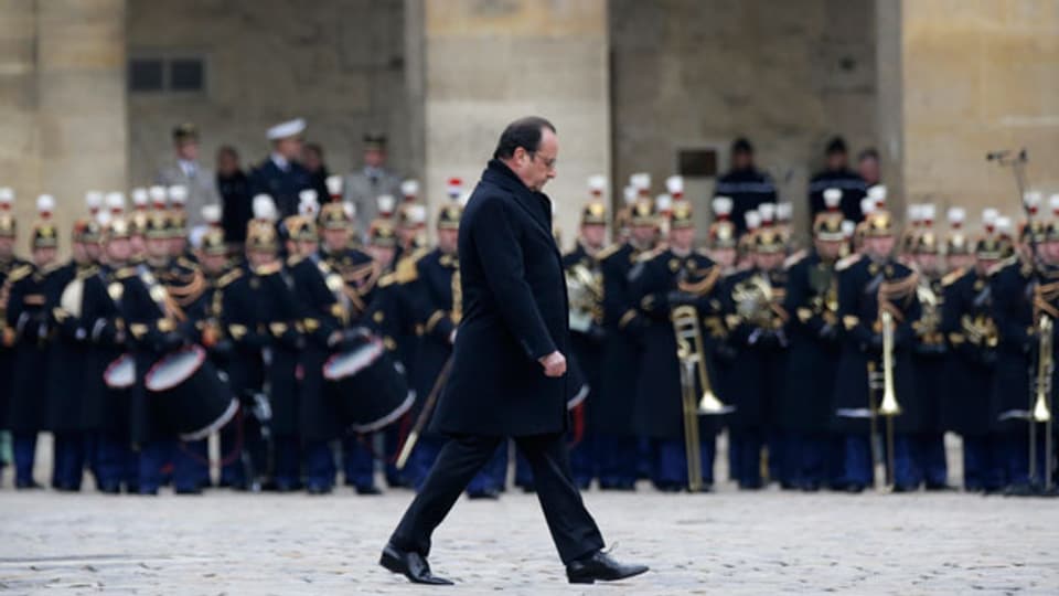 Die ganze Nation beweint die Opfer, sagte Frankreichs Präsident Hollande an der Trauerfeier im Invalidendom. Er verspricht alles zu tun, um diese Armee der religiösen Fanatiker zu zerstören.