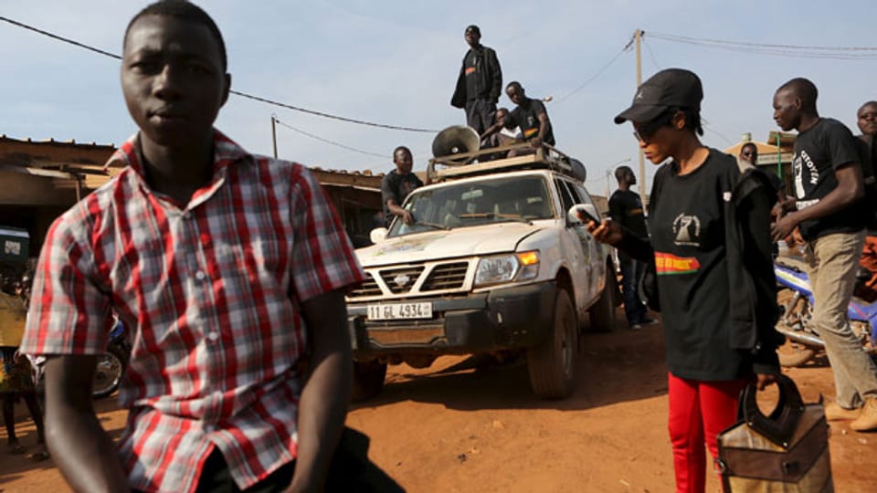 Mitglieder der Gruppe «Le Balai Citoyen» verteilen Flyer in Ouagadougou, um die Menschen zum Abstimmen zu ermutigen. Zwei Drittel der Bevölkerung ist unter 25 Jahre alt.