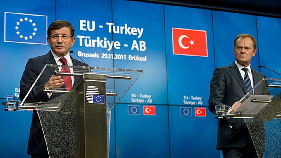 In der Türkei sprach die Regierung nach dem Treffen in Brüssel von einem «historischen Tag in unserem EU-Beitrittsprozess».  Bild: Der türkische Premier Davutoglu und EU-Ratspräsident Tusk.