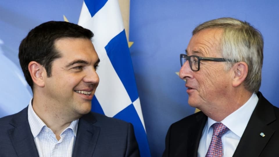Das Lächeln gehört weiterhin zum Poker: Der EU-Kommissionspräsident Juncker mit dem griechischen Regierungschef Tsipras in Brüssel (24. Juni 2015).