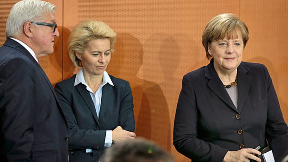 Von der deutschen Regierung ist dermilkitärische Einsatz gegen den IS beschlossen. Bild: Der deutsche Aussenminister Frank-Walter Steinmeier, Verteidigungsministerin Ursula von der Leyen und Bundeskanzlerin Angela Merkel am 1. Dezember in Berlin.