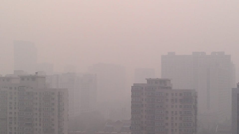 Gelb, dick, stinkend und gefährlich: der Smog in Peking.