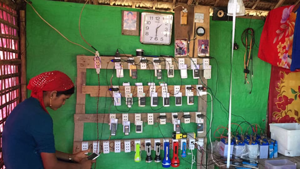 Laut der Weltbank haben zurzeit nur 30 Prozent der Bevölkerung in Burma durchgehend Strom. Trotzdem verkauft Telenor monatlich eine Million SIM-Karten und hat bereits zwölf Millionen Kunden. Ein enormer Wachstumsmarkt, wenn auch für Telenor noch nicht profitabel. Bild: In einem Lager der muslimischen Minderheit der Rohingyas betreibt wird mit einem Generator eine Ladestation für Mobiltelefone betrieben.