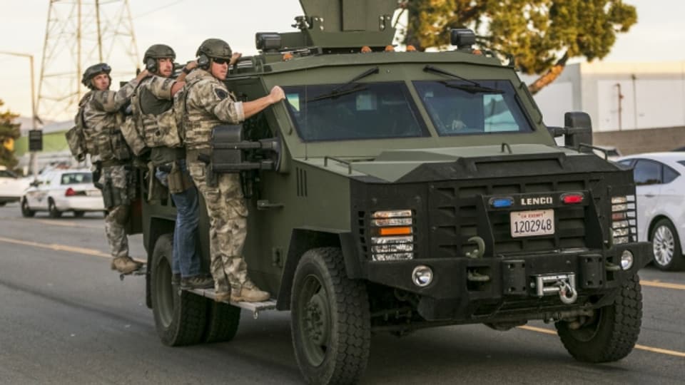 Sind nach der Schiesserei ausgerückt: Spezialeinheiten auf einem gepanzerten Wagen.