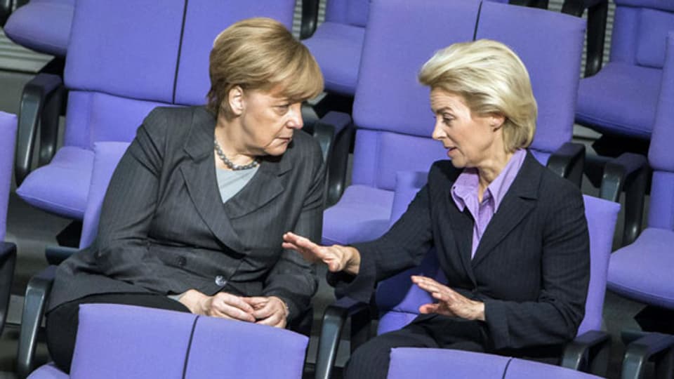 Die deutsche Verteidigungsministerin Ursula von der Leyen unterhält sich mit der Bundeskanzlerin Angela Merkel.