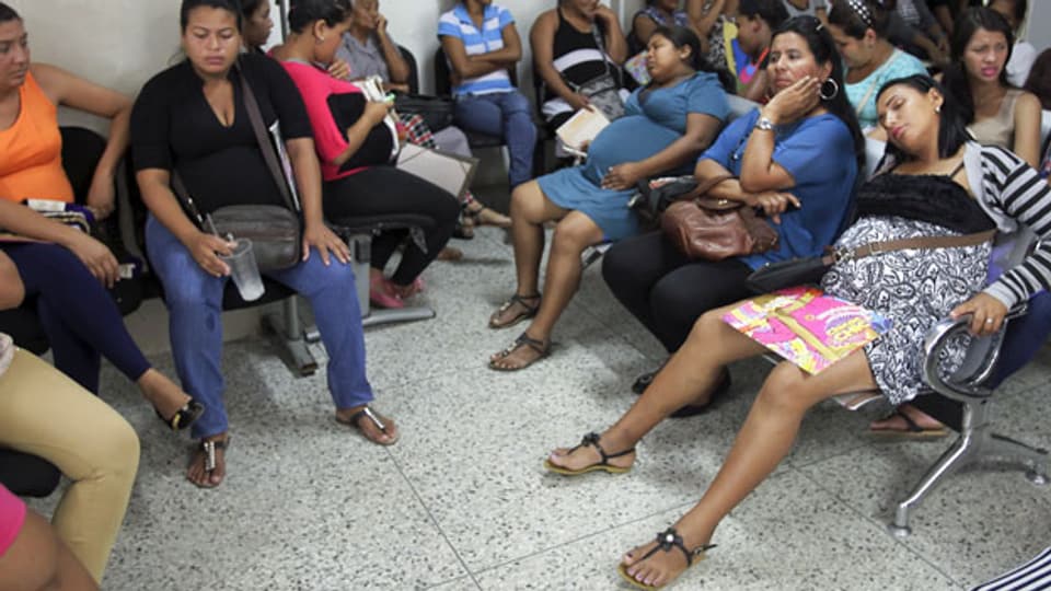 Blick in den Warteraum einer Frauenklinik in Maracaibo, Venezuela. Um das venezolanische Gesundheitssystem steht es schlecht.