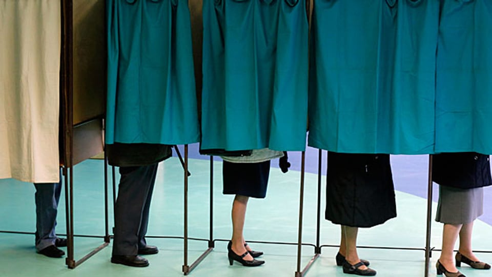 Regionalwahlen in Frankreich. Ob das riesige Aufgebot an Sicherheitskräften die Menschen davon abgehalten hat, in die Wahllokale zu gehen? Wahllokal in Henin-Beaumont.