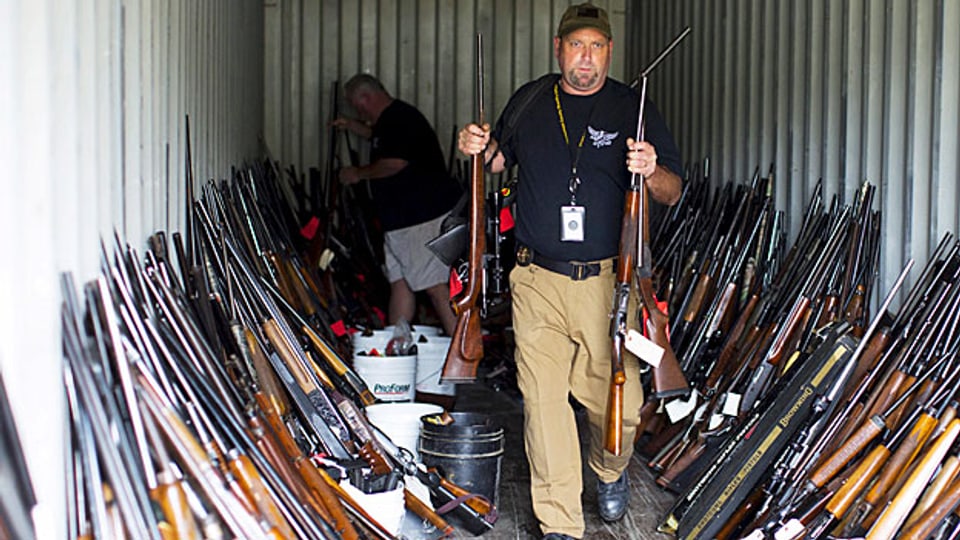 Nach dem Blutbad in den USA fordern gewichtige Stimmen endlich einen Wandel, eine Verschärfung der Waffengesetze. Bild: Waffen, die Mitte November in South Carolina im Haus und in der Garage von Brent Nicholson entdeckt wurden.