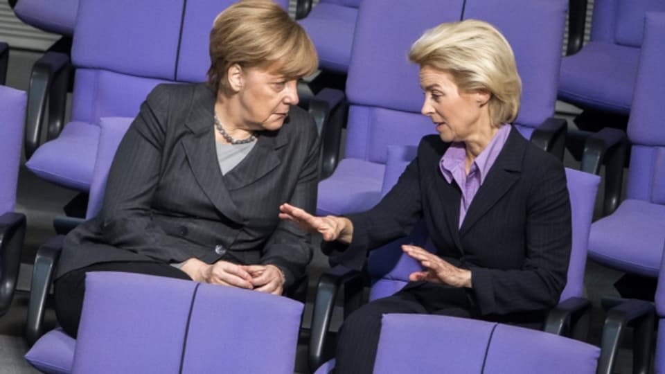 Bundeskanzlerin Angela Merkel und die deutsche Verteidigungsminister Ursula von der Leyen am 4. Dezember während einer Sitzung des deutschen Parlaments in Berlin. Deutschland schickt Aufklärungsflugzeuge in die Türkei im Kampf gegen den IS.