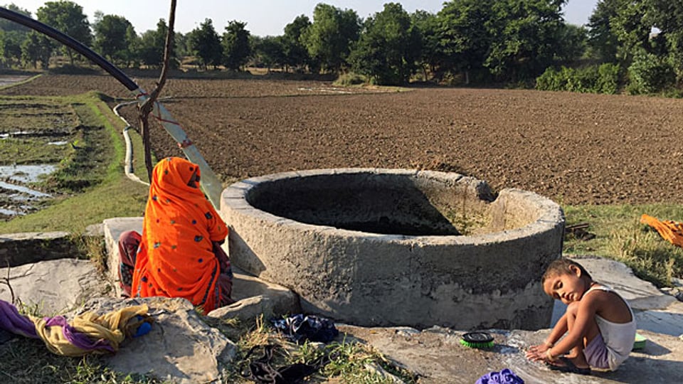 «Die Klimaveränderung ist ein globales Problem, die Lösungen müssen lokal sein. Die Menschen von Gopalpura mussten die Projekte mittragen – und wurden so verantwortungsvoller, begannen, weniger Wasser zu verbrauchen, die Pflanzen, die sie säen, anzupassen und den Abfall nicht einfach wegzuwerfen. Wasser steht am Anfang des Lebens, aber es verändert alles im Leben», sagt Rajendra Singh.