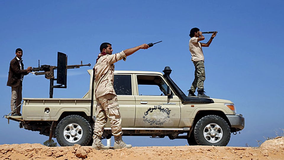 Angehörige einer der zahlreichen Milizen beobachten Stellungen des IS in der Nähe von Sirte.