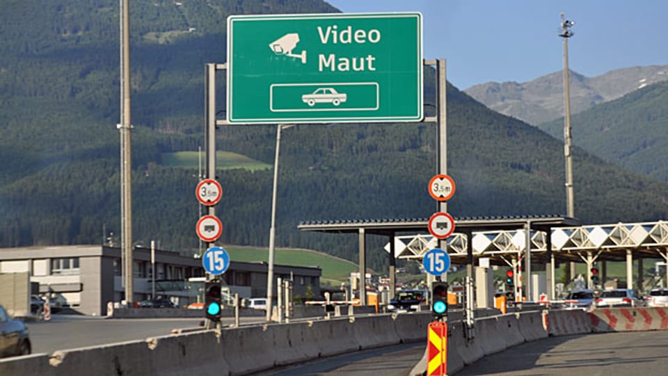 Entgegen aller Bestrebungen zur Harmonisierung der Schwerverkehrsgebühren auf internationalen Alpenkorridoren werde nun die Diskrepanz zu den Schweizer Gebühren für die Alpenquerungen via Gotthard und San Bernardino noch grösser, kritisierte das Land Tirol.
