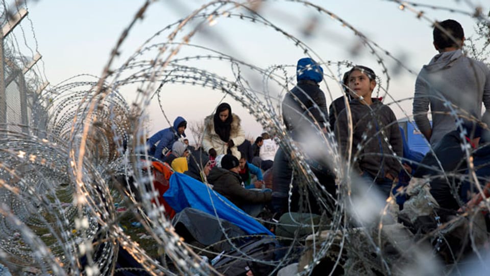 Flüchtlinge am mazedonisch-griechischen Grenzzaun.
