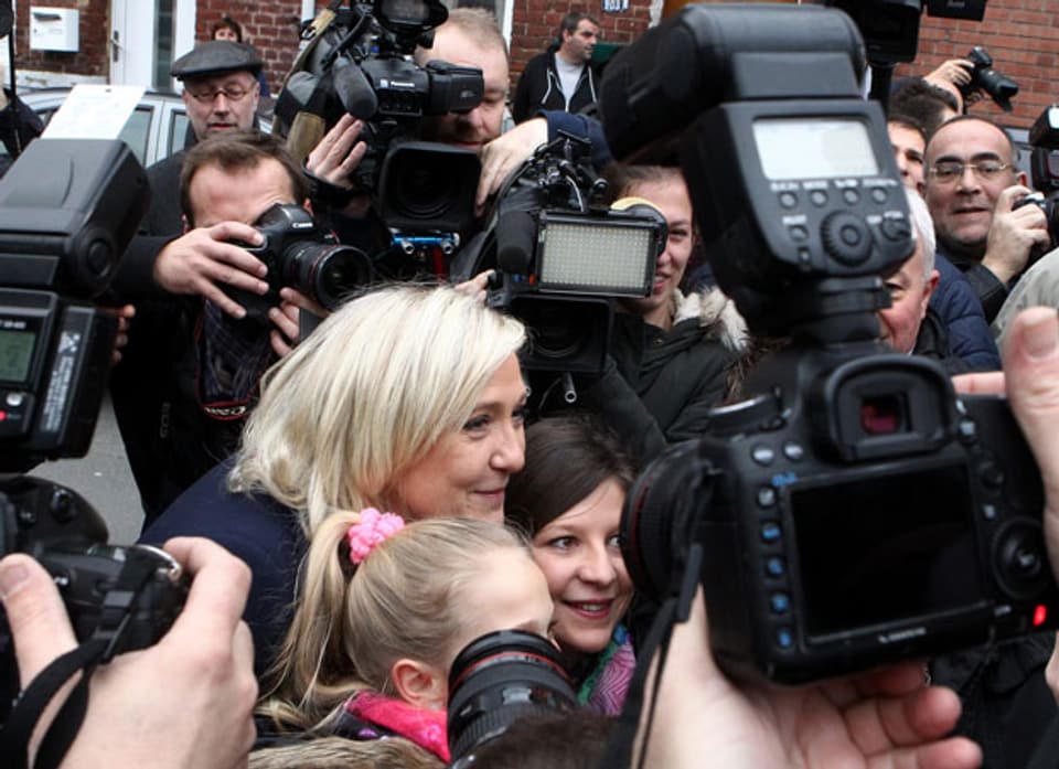 Marine Le Pen nimmt ein Bad in der Menge