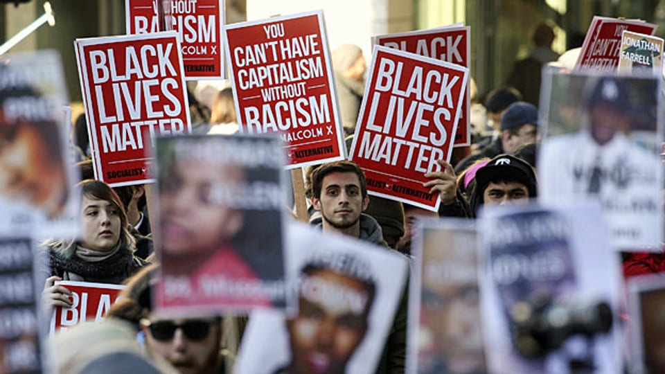 Die Bewegung «Black Lives Matter» thematisiert seit Ferguson das Thema Gewalt gegen Schwarze systematisch; im Präsidentschaftswahlkampf spielt das Thema Rassenbeziehungen hingegen praktisch keine Rolle.