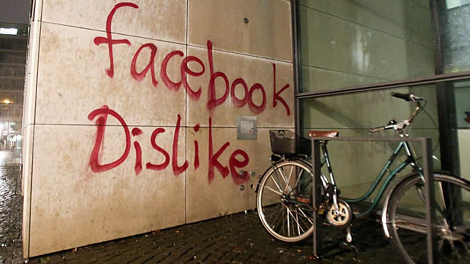 «Facebook Dislike» - von einem vorausschauenden Jugendlichen an die Wand gesprayt? Ob die strene Klausel für Minderjährige bei der neuen EU-Datenschutzregelung hilft, ob sie überhaupt umsetzbar ist, wird sich weisen.