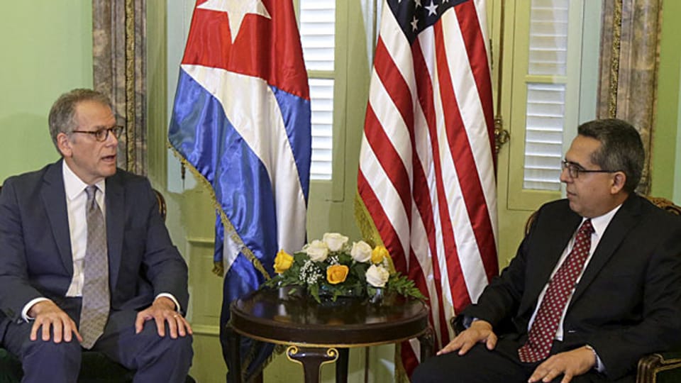 «Wenn wir nicht mitreden, haben wir auch nichts zu sagen», meint Jeffrey DeLaurentis, US-Botschafter in Havanna, links im Bild; rechts Marcelino Medina, Kubas interimistischer Aussenminister.