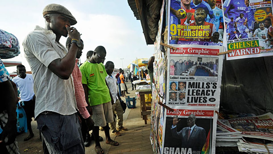Tag für Tag stünden seine Landsleute vor den westlichen Botschaften Schlange - stundenlang. Tausende, Zehntausende, Hunderttausende vorwiegend junge Menschen, erzählt Evans Adjej. Bild: ein Zeitungskiosk in Accra.