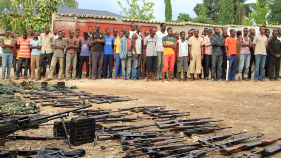 Die Afrikanische Union will in Burundi eine Friedenstruppe einsetzen um den blutigen Konflikt zu beenden. Die Polizei präsentiert ein ausgehobenes Waffenversteck.
