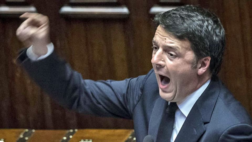 Matteo Renzi äussert sich engagiert vor der kleinen Kammer des italienischen Parlaments.