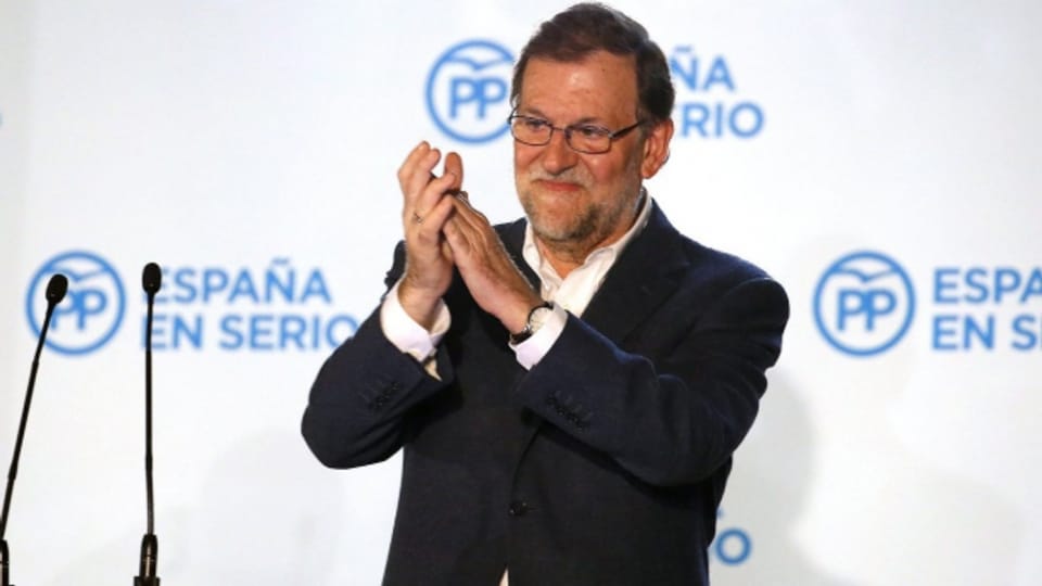 Die regierenden Konservativen von Ministerpräsident Rajoy bleiben stärkste Kraft im 350-Köpfigen Parlament. Mit Spannung wurden die Resultate der neuen Parteien erwartet: Die Links-Altervativen werden auf Anhieb drittstärkste Partei. Die liberale Bürgerplattform holt 40 Sitze.