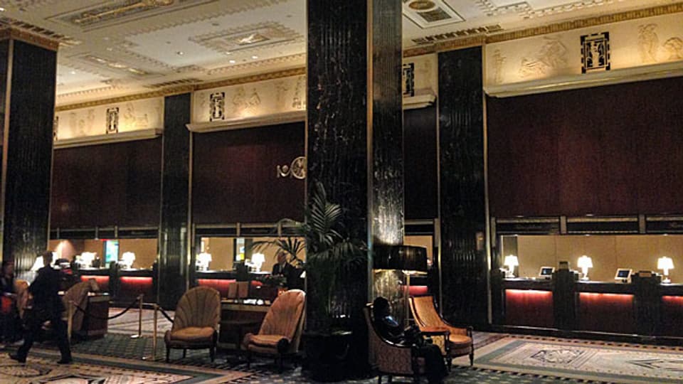  Das Waldorf Astoria strahlt Grandezza und Glamour aus: Entrée und an der Réception.