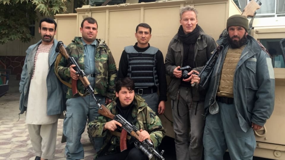 Christoph Zürcher (2.v.r.) umgeben von lokalen Sicherheitskräften in Afghanistan