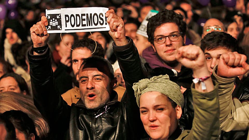 Spaniens Zwei-Parteien-System ist Geschichte, zumindest vorläufig. Die neue Buntheit hat ihren Preis. Bild: Sympathisanten und Anhängerinnen von Podemos; sie haben bei den Wahlen 21 Prozent der Stimmen erhalten.