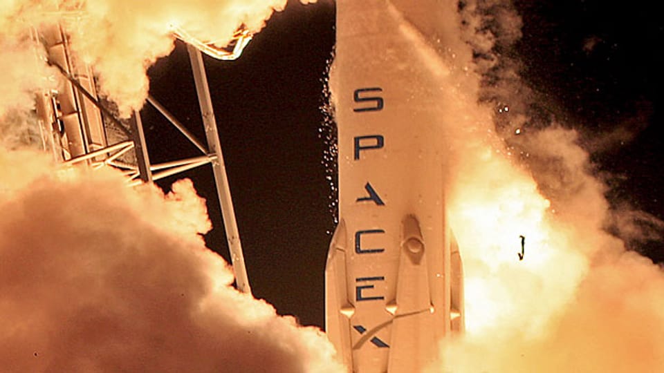 Der Anfang vom Ende der Wegwerf-Raketen: Erstmals landet eine Trägerrakete heil auf der Erde. Bild: Trägerrakete «Falcon 9» von SpaceX.