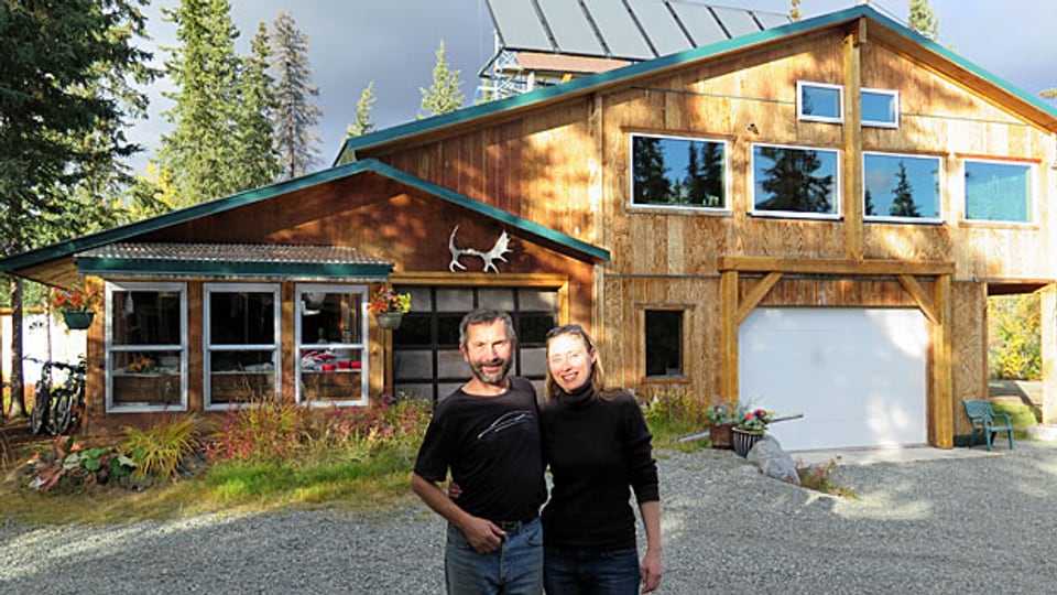 Mitten in der Wildnis von Alaska: Audie und Jenny vor den «Denali Highway Cabins». Nur nichts vergessen beim Grosseinkauf, denn die Distanzen sind gross.