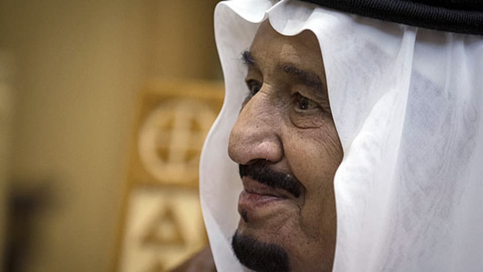 Der saudische König Salman ist schon 79 Jahre alt, aber erst seit knapp einem Jahr auf dem Thron in Riad. Sein Vater hatte einst Saudiarabien gegründet und die saudische Königsfamilie hat viel Macht - und noch mehr Geld.