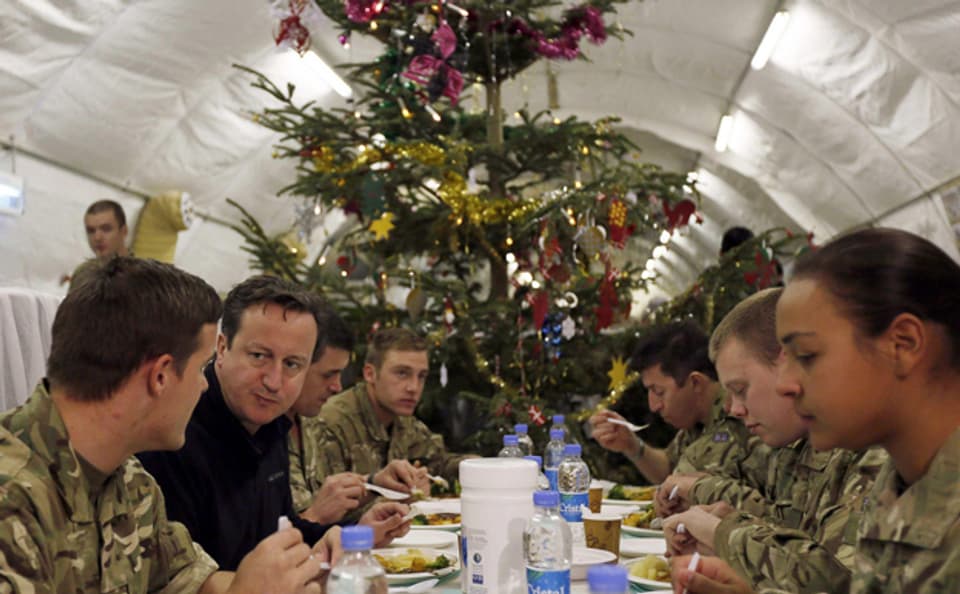 der britische Premierminister bei einem Überraschungsbesuch bei britischen Truppen in der afghanischen Provinz Helmand