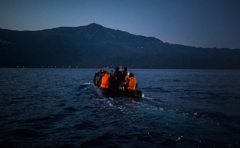 Ein Boot mit Flüchtlingen kurz vor der griechischen Insel Lesbos