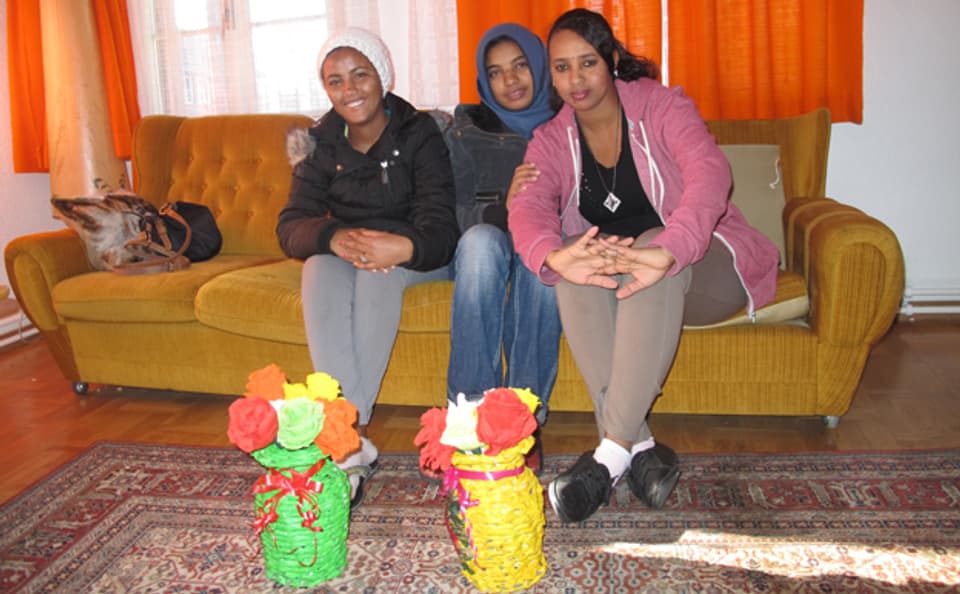 drei Flüchtlingsfrauen im Wohnzimmer des Bauernhauses in Wohlen