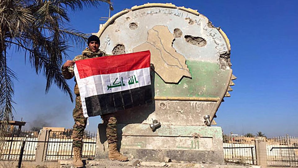 In einer Stellungnahme der irakischen Armee hiess es am Montag: «Wir haben die irakische Fahne über dem Regierungsviertel gehisst».