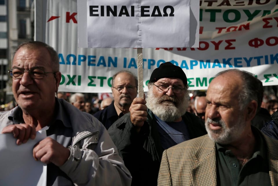 Pensionierte demonstrieren in Athen gegen das Sparprogramm der Regierung (4. November 2015).
