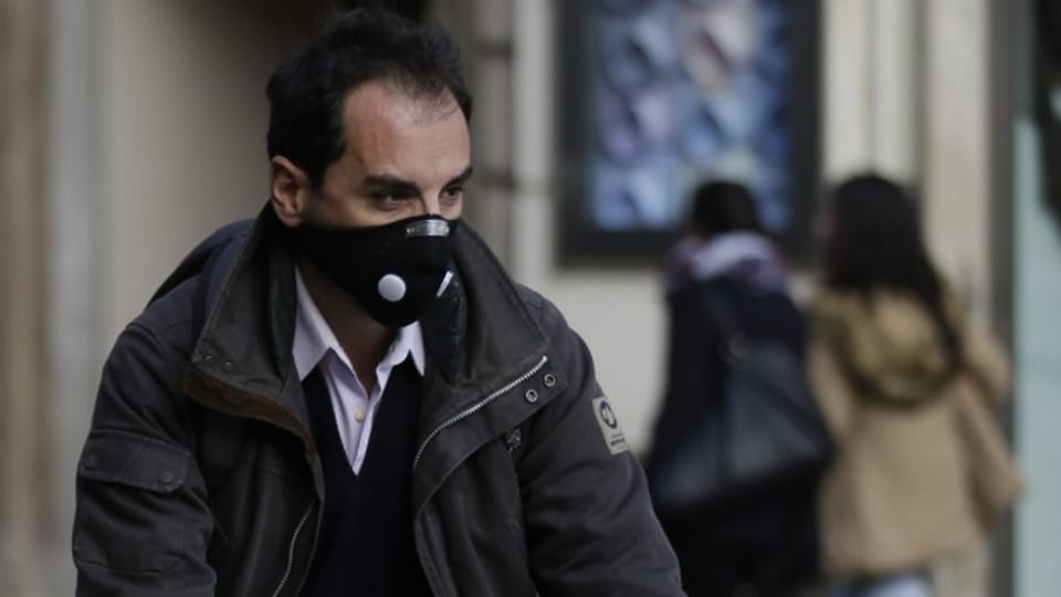 Ein Velofahrer in Rom schützt sich mit Maske vor dem Smog (24. Dezember 2015).