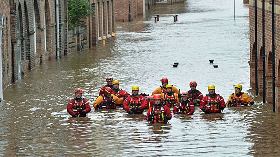Hilfskräfte im Einsatz gegen das Hochwasser in der Ortschaft Skeldergate in der englischen Grafschaft Yorkshire.