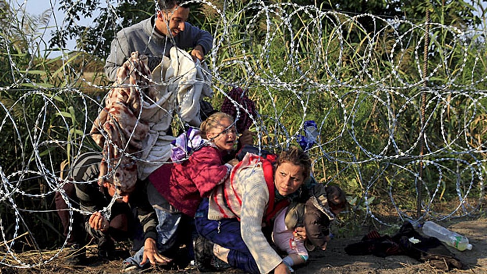 Zehntausende, hunderttausende Flüchtlinge haben es erlebt: Auf morschen Schiffen das Mittelmeer überquert, danach auf der sogenannten Balkanroute nordwärts. Bis Ungarn als erstes Land an seinen Grenzen Zäune hochzuziehen begann. Die Flüchtlinge kommen trotzdem.